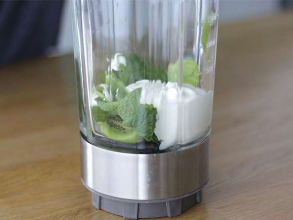 Smoothie tál kiwi menta spenót hajtások - Előkészítés lépés 1