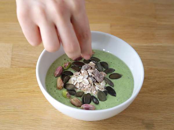 Smoothie tál kiwi menta spenót hajtások - Előkészítés lépés 3