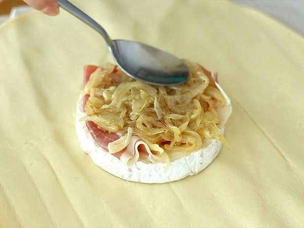 Sonkás-hagymás Camembert leveles tészta - Előkészítés lépés 2