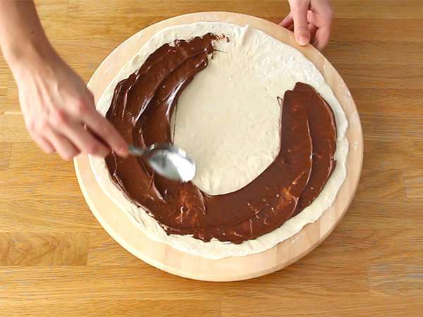Édes banán és csokoládé pizza - Előkészítés lépés 1