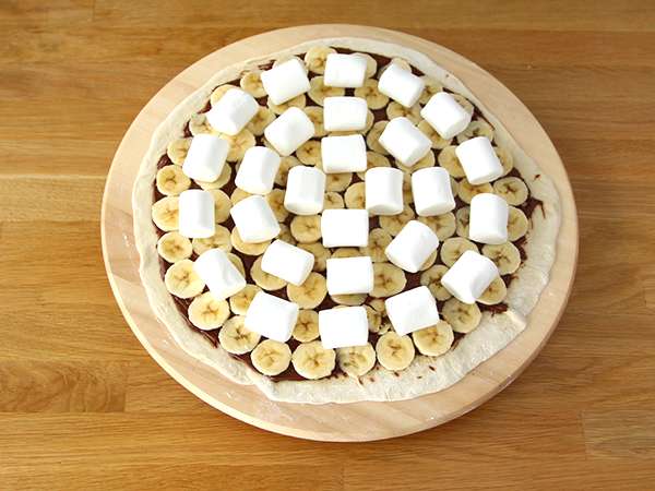 Édes banán és csokoládé pizza - Előkészítés lépés 3