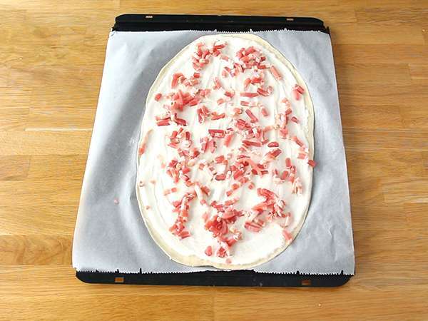 Flammekueche, elzászi flambírozott torta - Előkészítés lépés 3