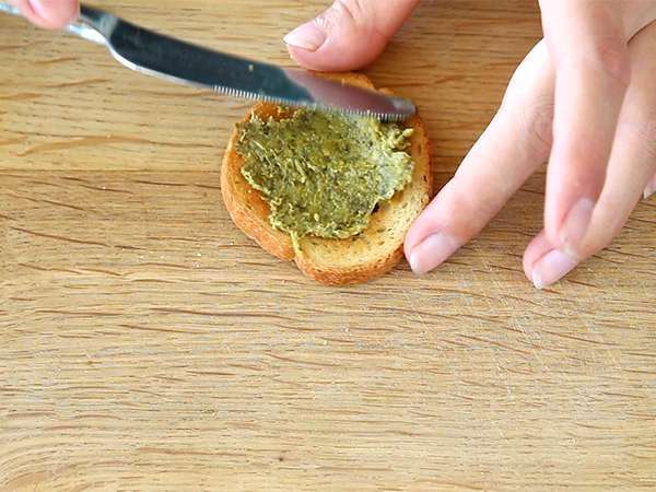 Pestós, parmezános és napon szárított paradicsomos pirítós - Előkészítés lépés 1