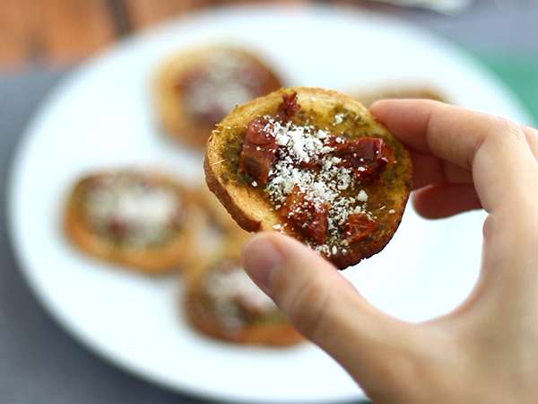 Pestós, parmezános és napon szárított paradicsomos pirítós - Előkészítés lépés 3