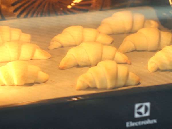 Croissant sűrített tejjel - Előkészítés lépés 6