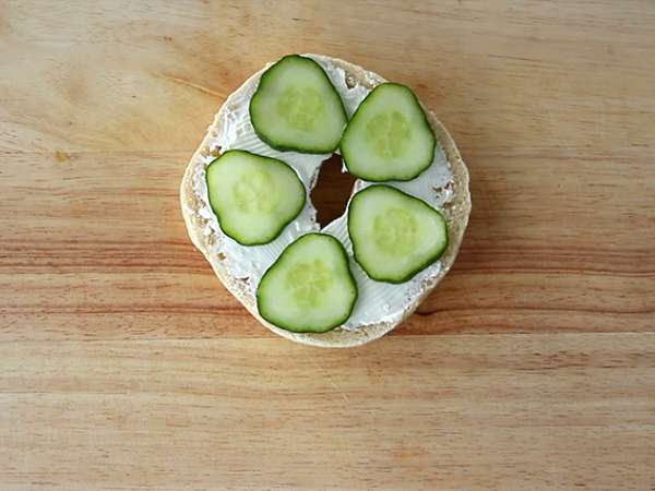 Bagel lazaccal, uborkával és fromage frais-val - Előkészítés lépés 2