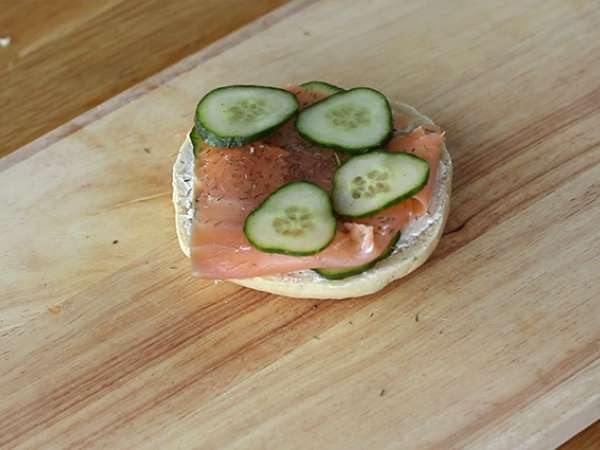 Bagel lazaccal, uborkával és fromage frais-val - Előkészítés lépés 3