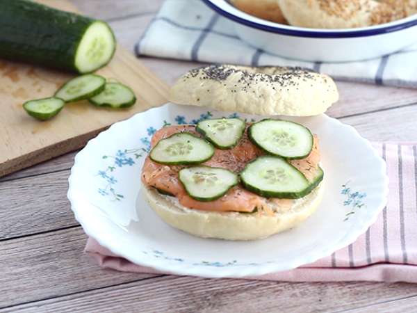 Bagel lazaccal, uborkával és fromage frais-val - Előkészítés lépés 4