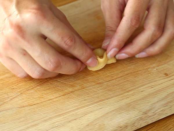 Tortellini parmezánnal, sonkával és bazsalikommal - Előkészítés lépés 7