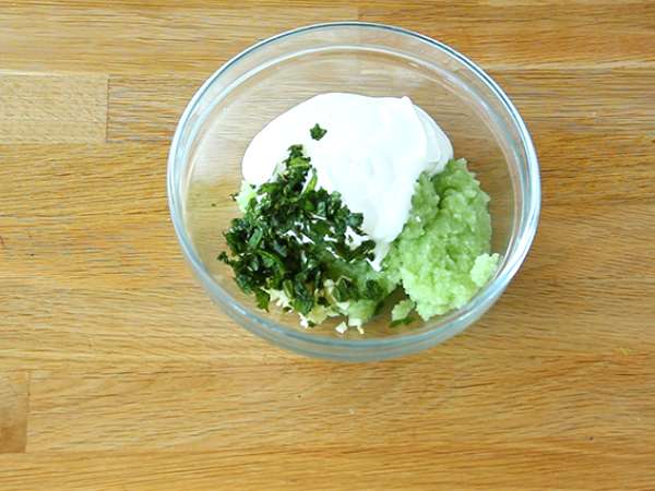 Tzatziki, a görög uborka és joghurt mártás - Előkészítés lépés 4