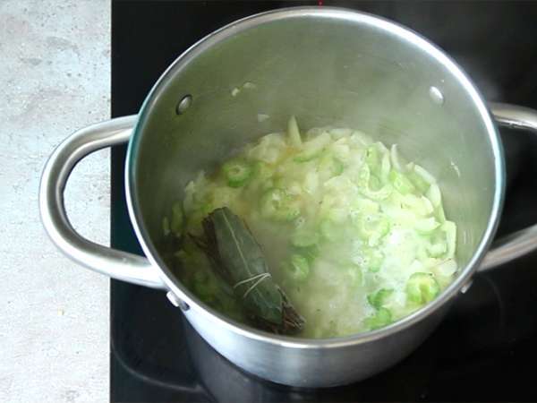 Moules marinières, egy egyszerű és finom recept - Előkészítés lépés 2
