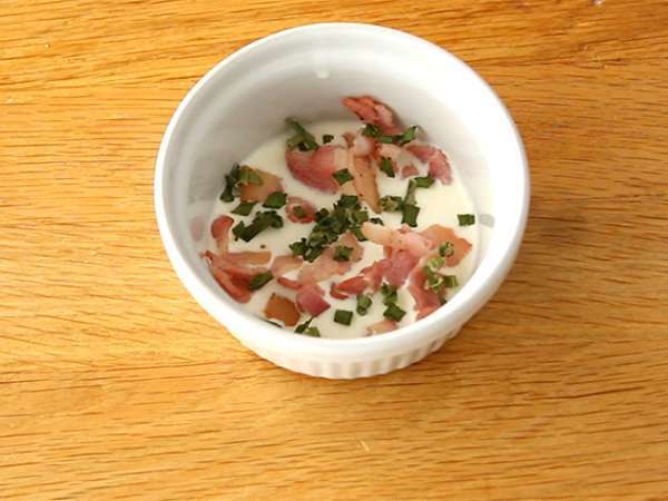Oeufs cocotte szalonnával és metélőhagymával, gyors recept - Előkészítés lépés 1