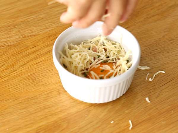 Oeufs cocotte szalonnával és metélőhagymával, gyors recept - Előkészítés lépés 2