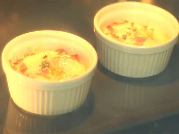 Oeufs cocotte szalonnával és metélőhagymával, gyors recept - Előkészítés lépés 3