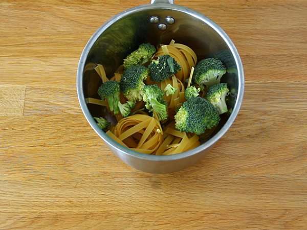 Egy lábas tészta - Tagliatelle lazaccal és brokkolival - Előkészítés lépés 1