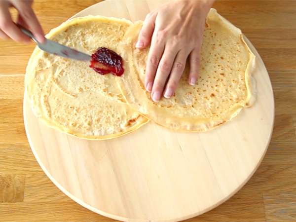 Fehér csokoládé málna crêpe log - Előkészítés lépés 3