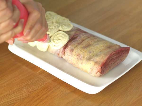 Fehér csokoládé málna crêpe log - Előkészítés lépés 9