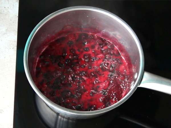 Cukrozott sűrített tejes sajttorta piros gyümölcskompóttal - Előkészítés lépés 6