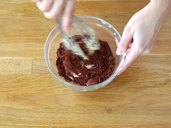 Csokoládé/vanília kettős ízesítésű torta csokoládéval a közepén - Előkészítés lépés 4
