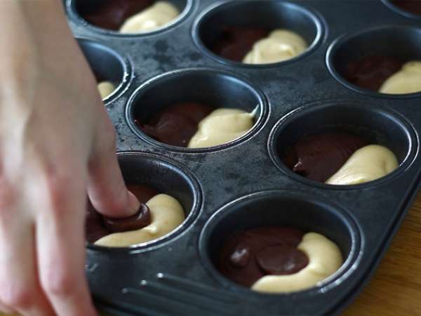 Csokoládé/vanília kettős ízesítésű torta csokoládéval a közepén - Előkészítés lépés 6