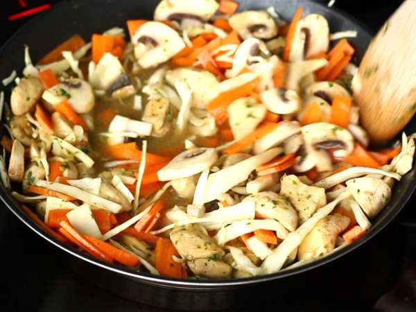 Chow mein (chao men), kínai tészta csirkével és zöldségekkel - Előkészítés lépés 3