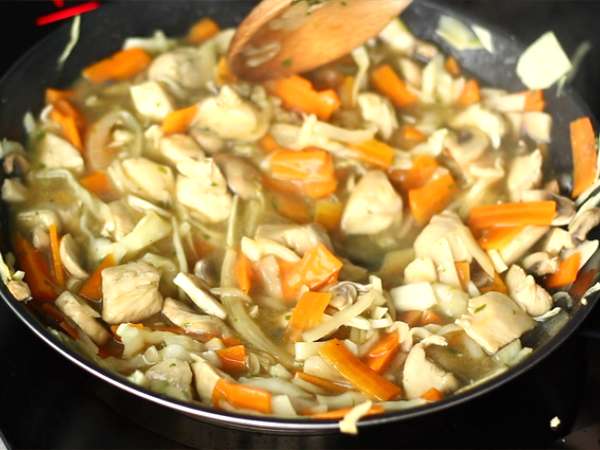 Chow mein (chao men), kínai tészta csirkével és zöldségekkel - Előkészítés lépés 5