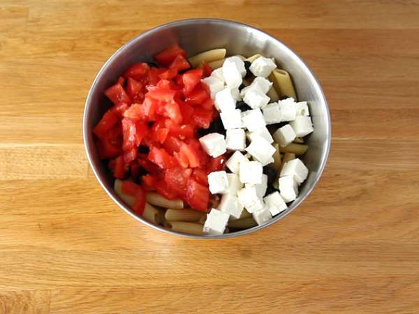 Tészta, paradicsom, feta és olíva saláta - Előkészítés lépés 2