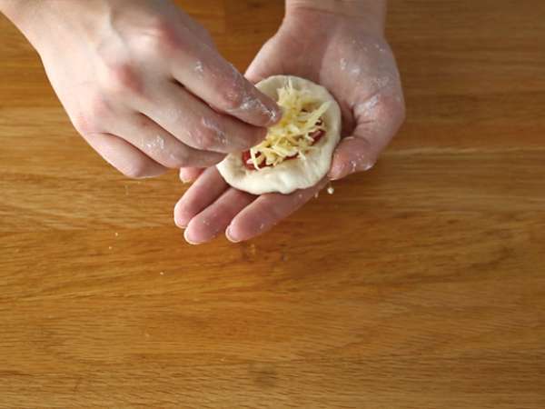 Pizza zsemle sonkás-sajtos töltelékkel - Előkészítés lépés 4
