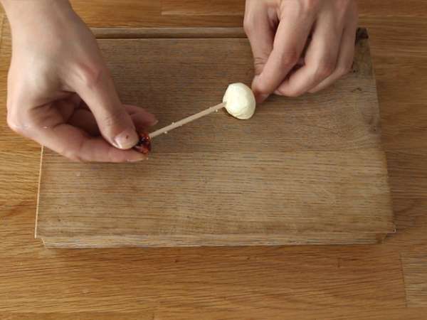 Mozzarella, pácolt sonka és aszalt paradicsomos aperitif kebabok - Előkészítés lépés 2
