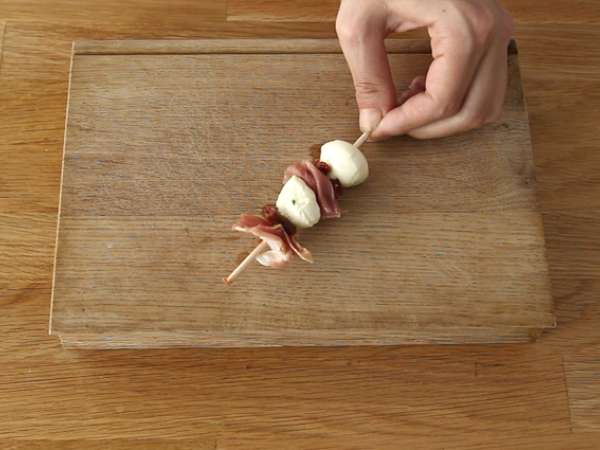 Mozzarella, pácolt sonka és aszalt paradicsomos aperitif kebabok - Előkészítés lépés 3