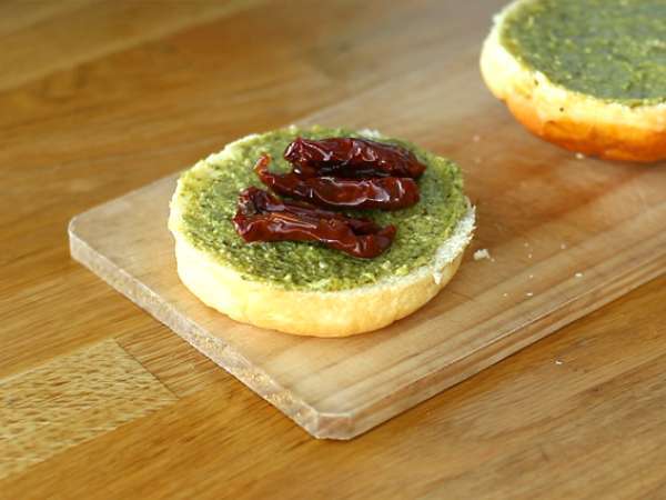 Olasz stílusú burger: pesto szósz, napon szárított paradicsom, mozzarella - Előkészítés lépés 2
