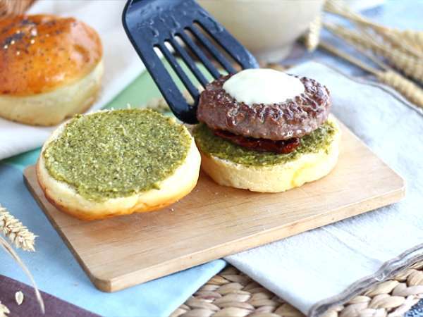 Olasz stílusú burger: pesto szósz, napon szárított paradicsom, mozzarella - Előkészítés lépés 4