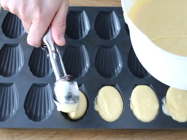 Egyszerű recept a sima, bolyhos madeleine-hez - Előkészítés lépés 3