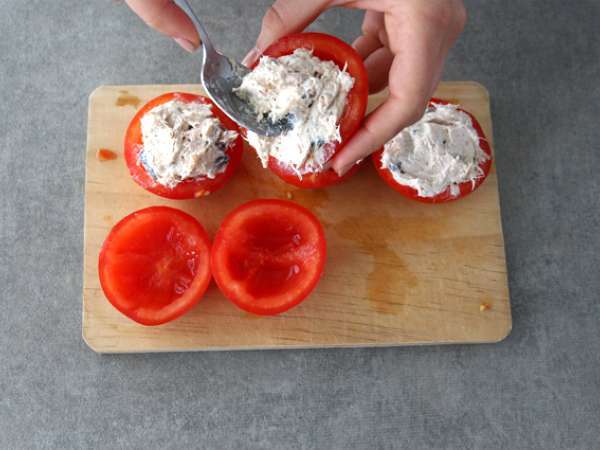 Tonhallal, fromage frais-val és olajbogyóval töltött paradicsom - Előkészítés lépés 3