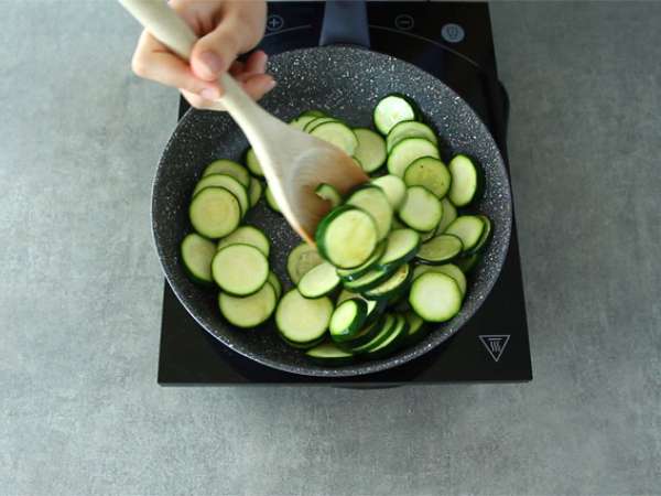 Cukkini és kecskesajtos clafoutis - Előkészítés lépés 1