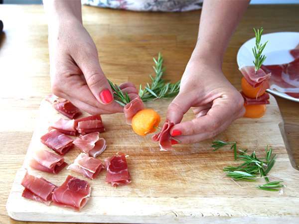Dinnyés, sonkás és rozmaringos aperitif kebabok - Előkészítés lépés 3