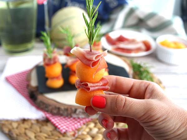 Dinnyés, sonkás és rozmaringos aperitif kebabok - Előkészítés lépés 4