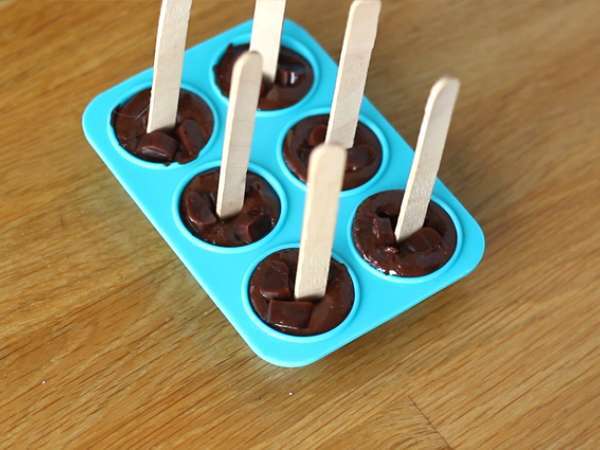 Forró csokoládé nyalókák: étcsokoládé + Carambar - Előkészítés lépés 3