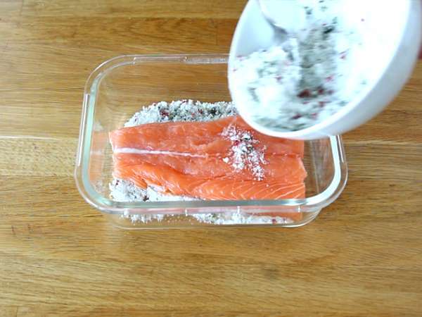 Gravlax, a svéd módra pácolt lazac - Előkészítés lépés 2