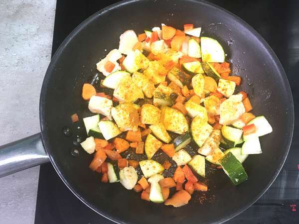 Quinoa zöldségekkel és csirkével - Előkészítés lépés 2