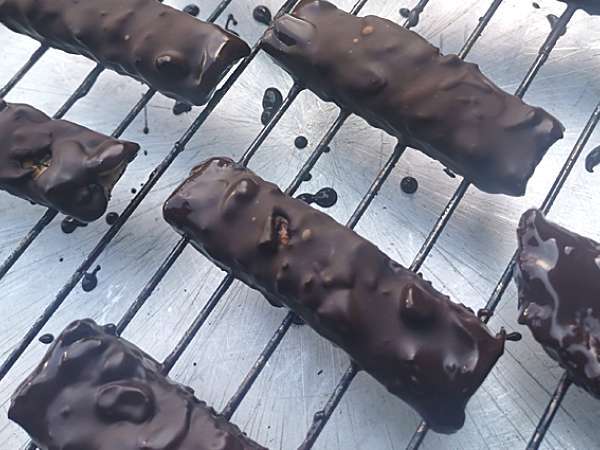 Vegán és gluténmentes házi készítésű Snickers szeletek - Előkészítés lépés 9