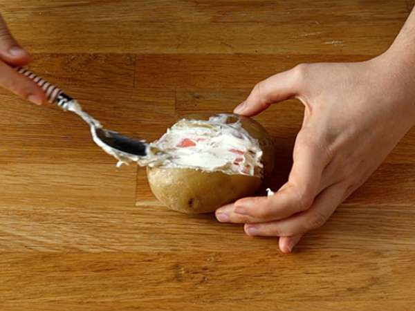 Füstölt lazaccal és fromage frais-val töltött burgonya - Előkészítés lépés 3