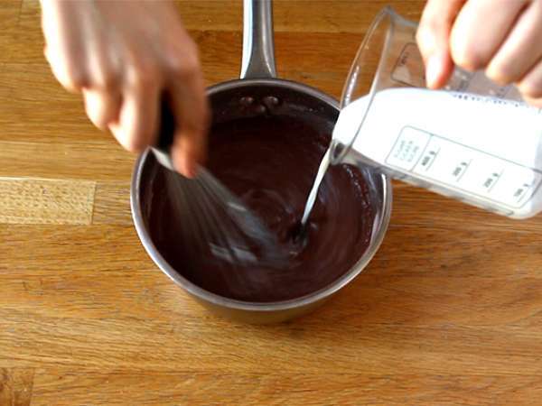 Húsvéti tojások csokoládé desszertkrémmel és M&M's-sel töltve - Előkészítés lépés 1