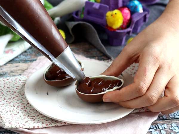Húsvéti tojások csokoládé desszertkrémmel és M&M's-sel töltve - Előkészítés lépés 4