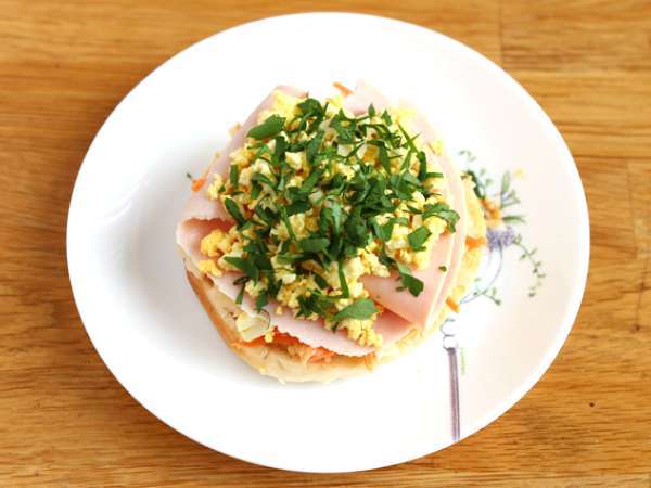 Pulykás bagel szendvics, káposztasaláta, keményre főtt tojás - Előkészítés lépés 3