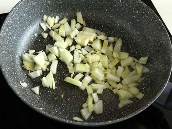 Rizottó coquillettes, borsóval, cukkinivel, fokhagymával és fűszersajttal - Előkészítés lépés 2