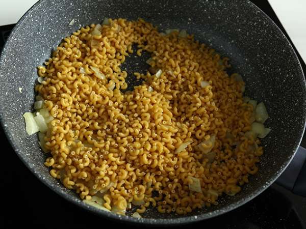 Rizottó coquillettes, borsóval, cukkinivel, fokhagymával és fűszersajttal - Előkészítés lépés 3