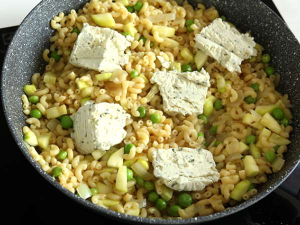 Rizottó coquillettes, borsóval, cukkinivel, fokhagymával és fűszersajttal - Előkészítés lépés 6
