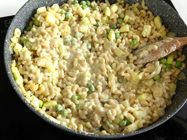 Rizottó coquillettes, borsóval, cukkinivel, fokhagymával és fűszersajttal - Előkészítés lépés 7
