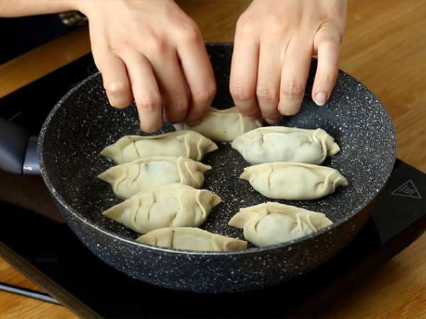 Gyozas csirkével, sárgarépával és gombával - Előkészítés lépés 10